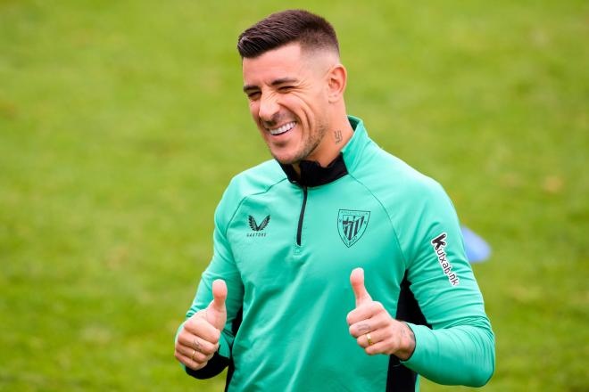 Gesto positivo del veterano Yuri Berchiche en Lezama (Foto: Athletic Club).