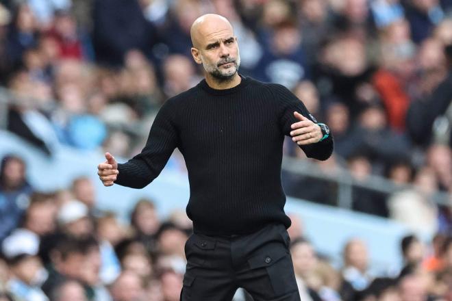 Pep Guardiola da indicaciones a sus jugadores en un partido del Manchester City (FOTO: Cordón Press).