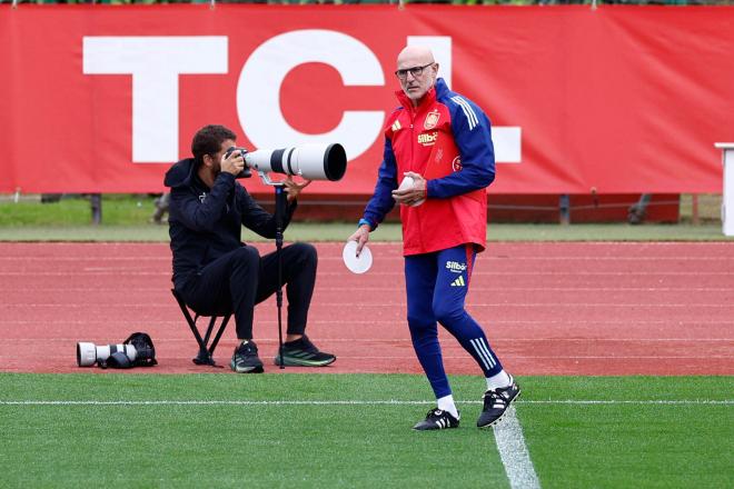 Luis de la Fuente, en un entrenamiento de la selección (FOTO: EFE).