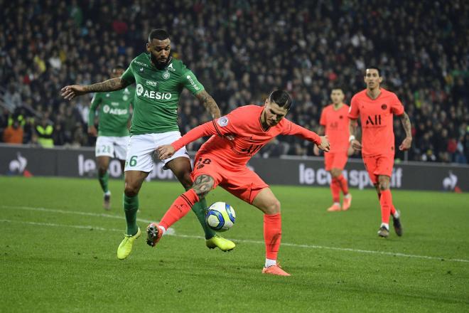 Yann M'Vila, ante Mauro Icardi en un partido de Ligue 1 (Foto: Cordon Press).