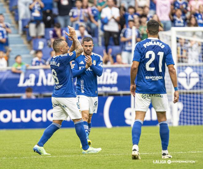 Santi Cazorla aplaude en el Real Oviedo - Almería (Foto: LALIGA).