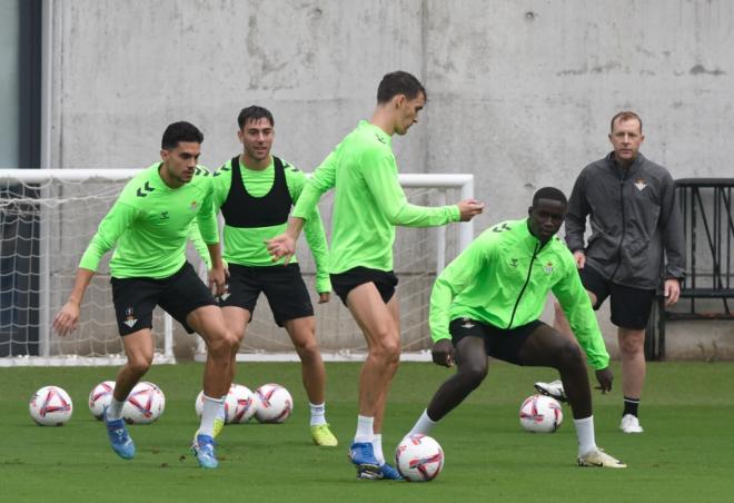 Marc Bartra en un rondito (foto: Kiko Hurtado).