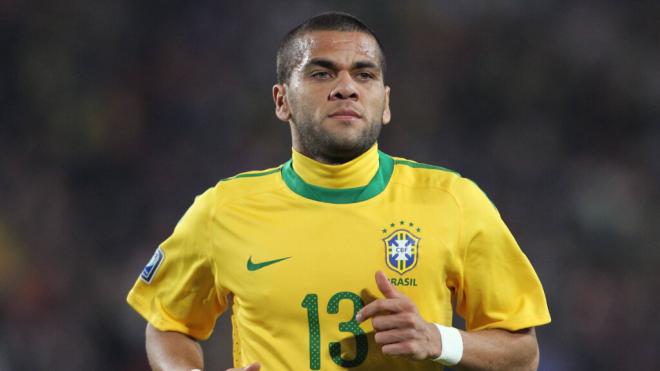 Dani Alves en un partido con Brasil (Cordon Press)