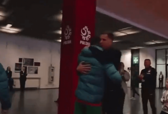 Abrazo entre Cristiano Ronaldo y Szczesny.