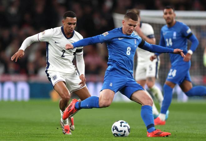 Alexander Arnold defendiendo una jugada en el Inglaterra-Grecia de la Nations League (Foto: EFE).