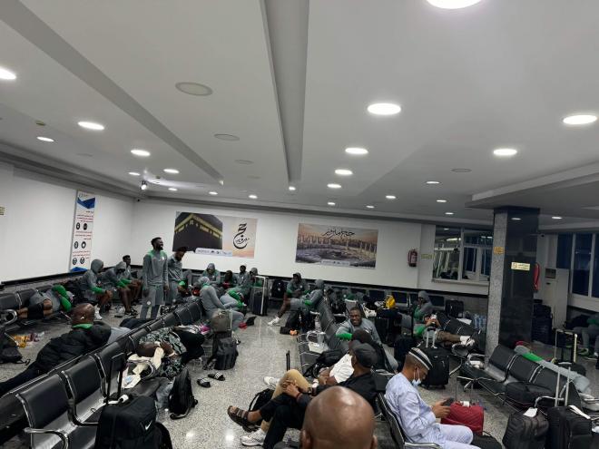 La selección de Nigeria en el aeropuerto.