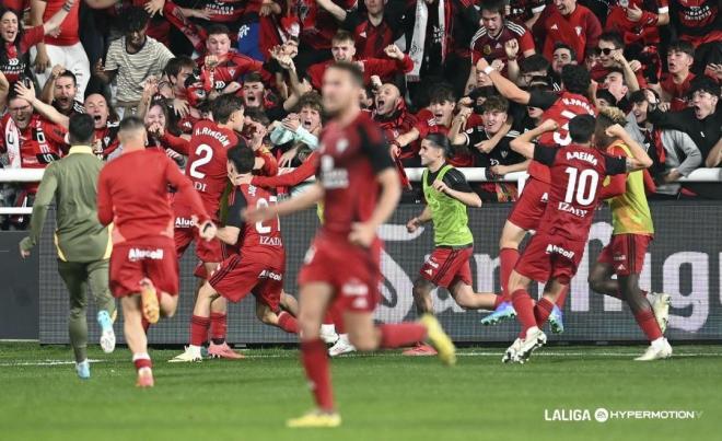 Hugo Rincón, cedido por el Athletic en el Mirandés, celebra el gol al Burgos (Foto: LALIGA).