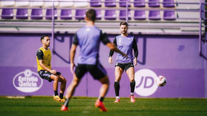 Javi Sánchez, ante Anuar, en el entrenamiento (Foto: Real Valladolid).