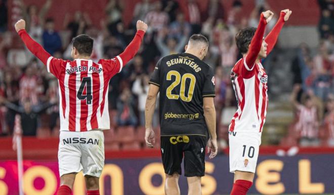 Nacho Méndez celebra el triunfo del Sporting ante el Castellón con los brazos arriba (Foto: LaLig