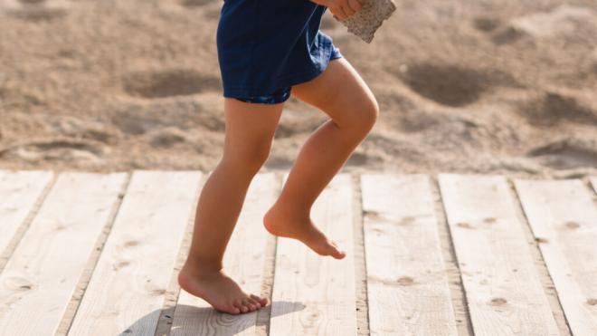 Niño corriendo por la playa (Foto: Freepik)