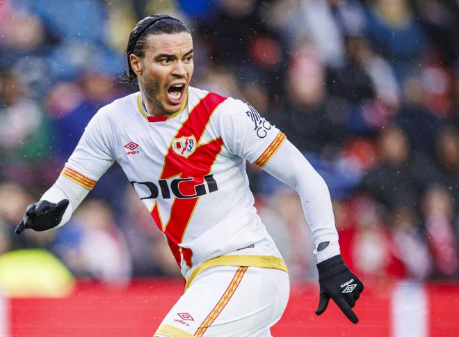 Raúl de Tomás, en un partido con el Rayo Vallecano (Foto: Cordon Press).