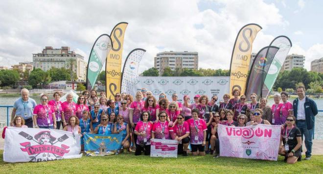 Posado de los premiados en la Sevilla International Rowing Regatta en La Cartuja (FOTO: Juanjo Úbeda).