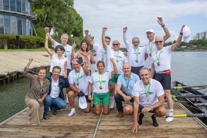 Posado de los premiados en la Sevilla International Rowing Regatta en La Cartuja (FOTO: Juanjo Úbeda).