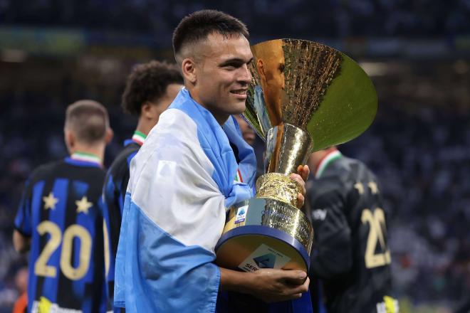 Lautaro Martínez, posando con el Scudetto con el Inter (Foto: Cordon Press).