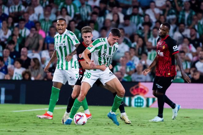 Sergi Altimira protege la pelota (foto: Cordón Press).