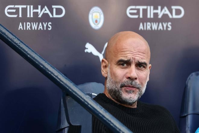 Guardiola, en el banquillo del Eithad Stadium (Foto: Cordon Press).