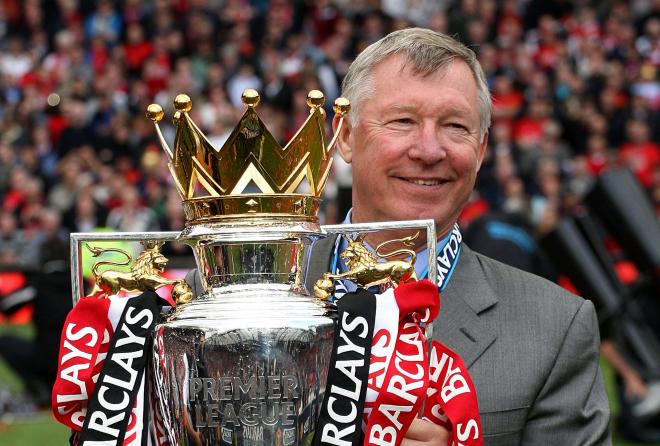 Sir Alex Ferguson posando con una Premier League en su etapa como entrenador del Manchester United