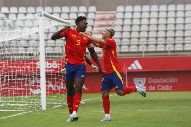 Samu Omorodion celebra uno de sus goles en el España-Malta sub 21 (FOTO: EFE)