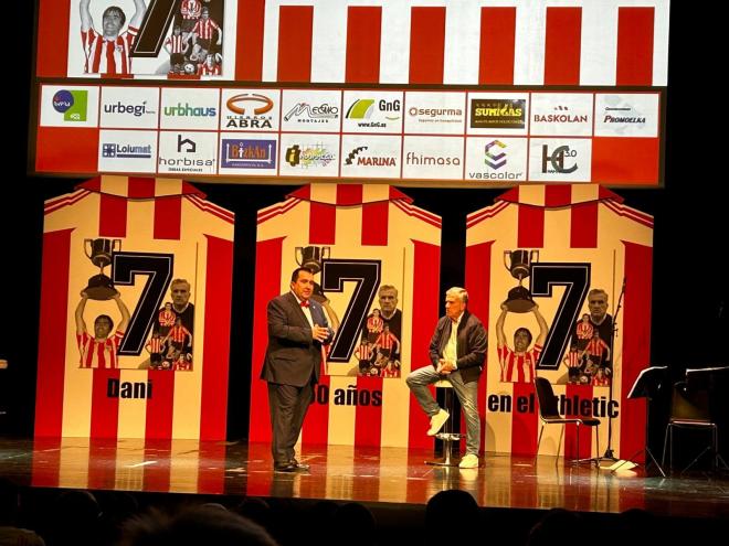 Dani, mito del Athletic Club, sentado junto con Iñigo Crespo en el escenario del Teatro Campos de Bilbao (Foto: El Desmarque).