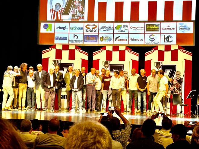 Foto final de familia en el homenaje a Dani, leyenda viva del Athletic Club, que tuvo lugar en el Teatro Campos de Bilbao (Foto: El Desmarque).