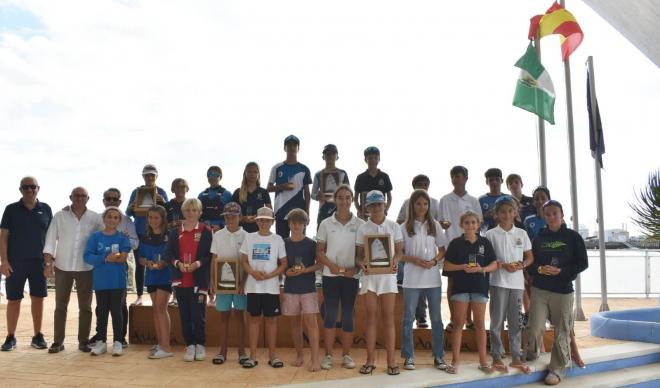 Foto final de los premiados en el noveno Trofeo de la Hispanidad de Optimist.