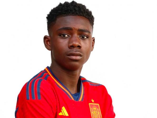 El jugador del Athletic Elijah Gift, con el uniforme de España sub 19 (Foto: Sefutbol).