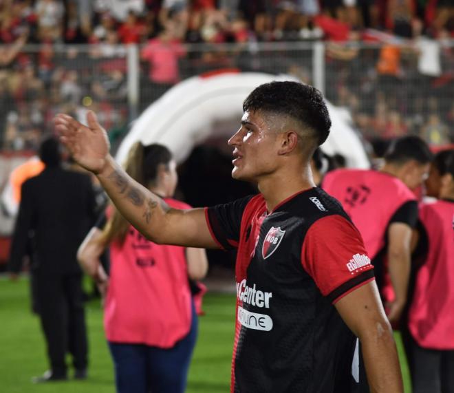 Agustín Juárez, mandando un beso a sus familiares (Foto: @Newells)