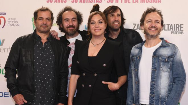 Leire Martínez junto a los integrantes de La Oreja de Van Gogh (Europa Press)