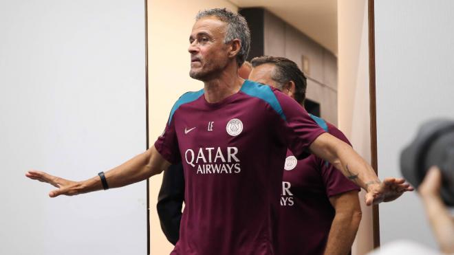 Luis Enrique entrando en la sala de prensa tras un entrenamiento (Foto: Cordon Press)