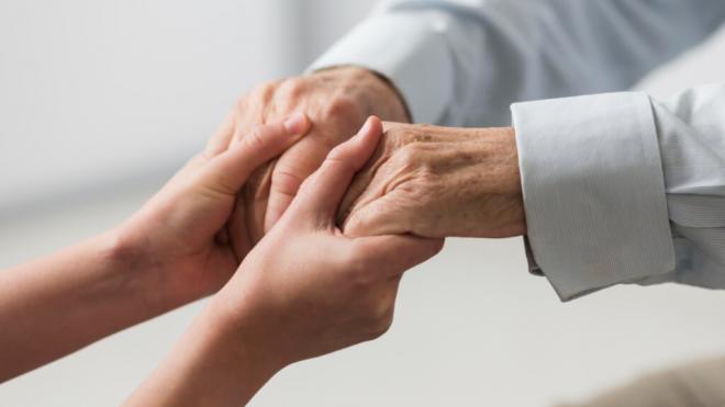 Joven agarrando las manos de una persona de edad avanzada (Foto: Freepik)