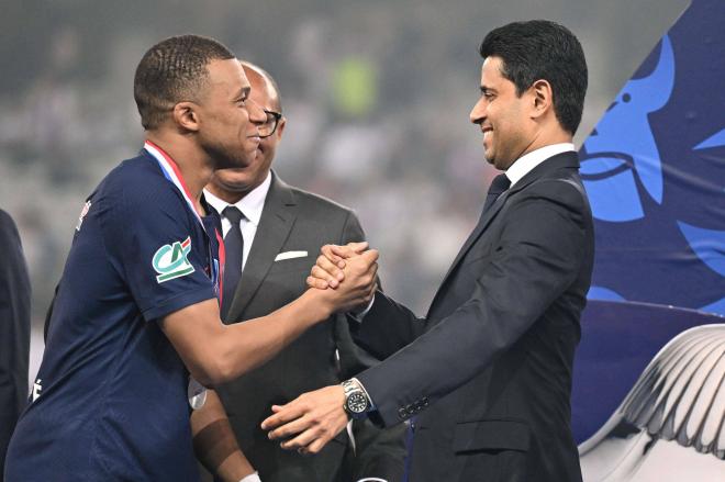 Kylian Mbappé saludando a Nasser Al-Khelaïfi (Cordon Press)