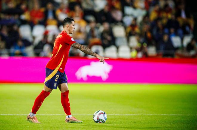 Pedro Porro, durante el España-Serbia (Foto: Cordon Press).