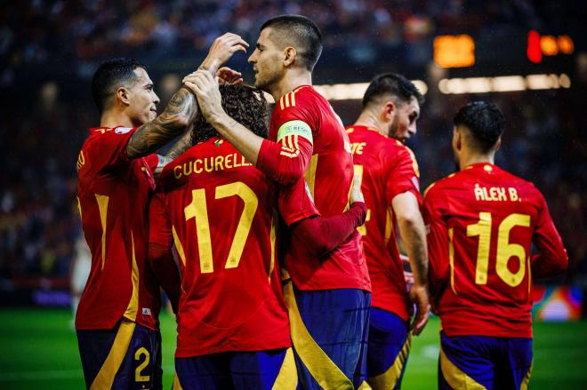 Los jugadores de España celebran un gol ante Serbia (Foto: Cordon Press).