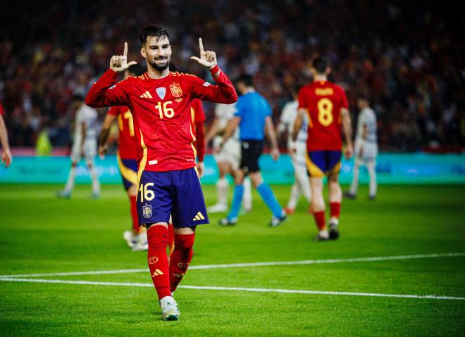 Álex Baena celebra su gol en el España-Serbia (FOTO: Cordón Press).