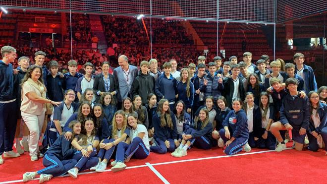 Fabrice Pastor y Silvia Pozo, junto a los niños presentes en la jornada deportiva del Palacio de los Deportes.