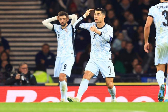 Cristiano Ronaldo protesta en el partido entre Escocia y Portugal (Foto: Cordon Press).