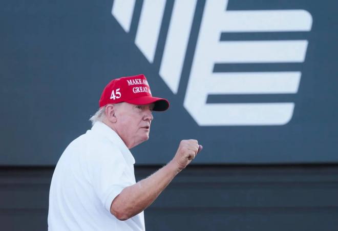 Donald Trump, jugando al golf (Foto: EFE).