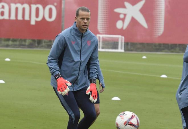 Orjan Nyland, en un entrenamiento con el Sevilla FC (Foto: Kiko Hurtado).