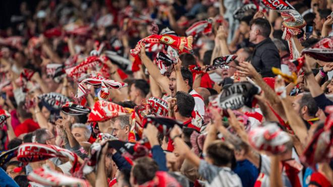 La afición del Rayo Vallecano celebrando ante el Atlético (Cordon Press)