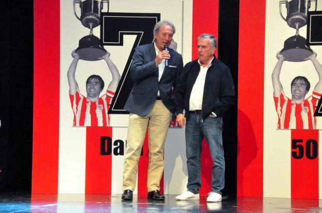 Andoni Goikoetxea diserta en el Homenaje a Dani, realizado en el Teatro Campos Elíseos de Bilbao (Foto: Peña Athletic El Txistu).