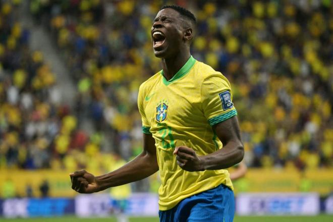 Luiz Henrique celebra un gol con Brasil.