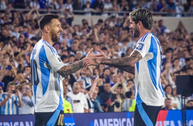 Leo Messi y Rodrigo de Paul se saludan durante el Argentina-Bolivia (Foto: Cordon Press).