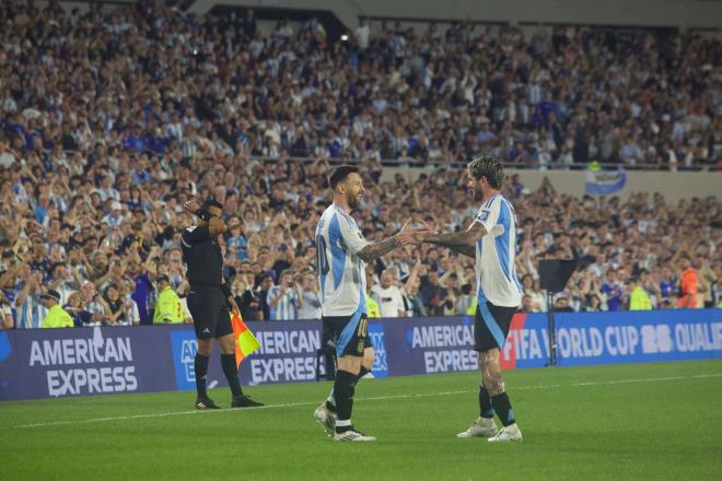 Leo Messi y Rodrigo de Paul se abrazan durante el Argentina-Bolivia (Foto: Cordon Press).