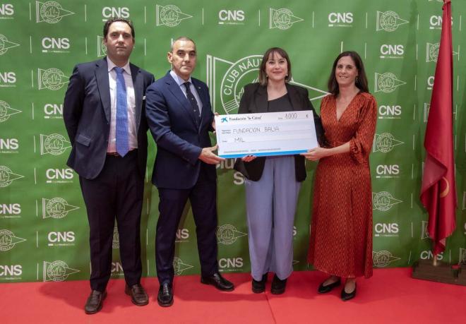 Entrega del cheque de donación del Memorial Ricardo Villena a la Fundación Balia por la Infancia.