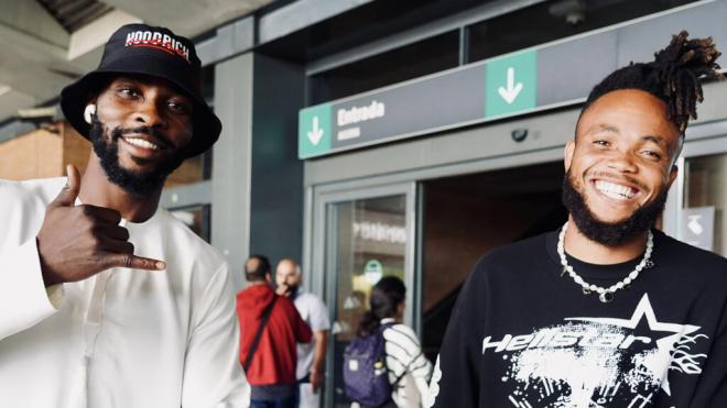 Kelechi Iheanacho y Chidera Ejuke, en su llegada a Sevilla (Foto: SFC).