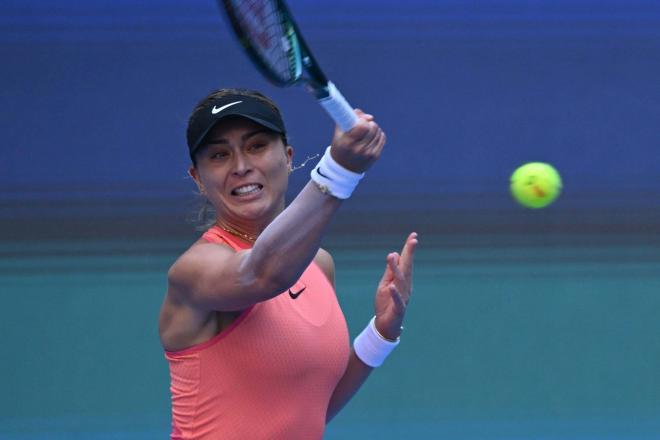 Paula Badosa devuelve un punto en el torneo de Pekín (FOTO: Cordón Press).