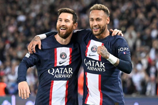 Leo Messi y Neymar Júnior celebrando juntos un gol en su etapa en el PSG (Foto: Cordon Press).