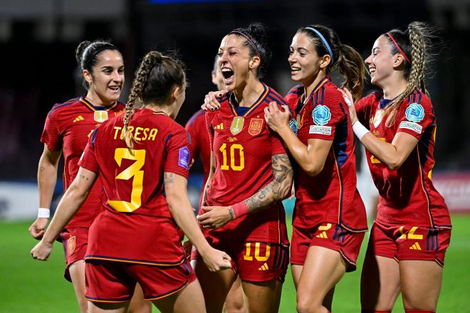 Jenni Hermoso celebrando un gol con sus compañeras en un partido de España (Foto: Cordon Press).