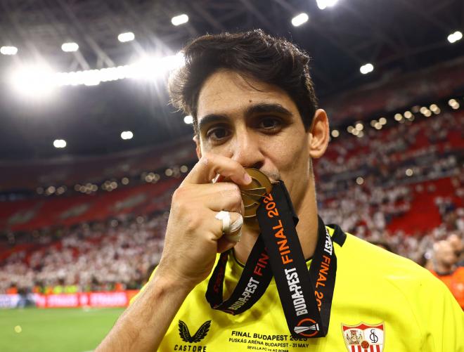 Bono con la medalla de campeón de la Europa League (Cordon Press)