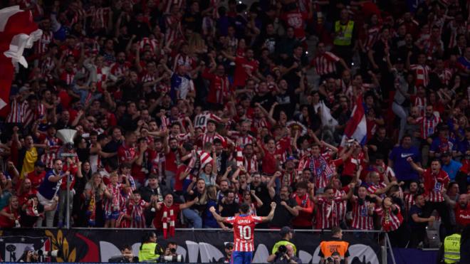 La afición del Atlético de Madrid celebrando el gol de Ángel Correa (Fuente: Cordon Press)